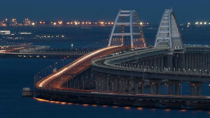 Une importante attaque nocturne par drone de mer contre un pont de Crimée a été déjouée : Kremlin