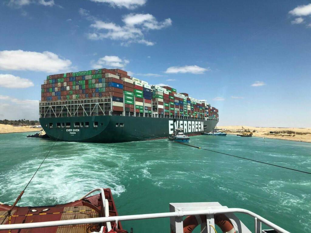 Страховщики и владельцы застрявшего контейнеровоза договорились с властями Суэцкого канала