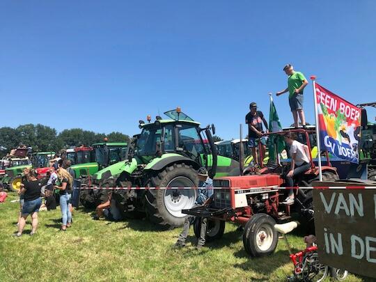 Голландские фермеры в ярости из-за «зеленого» азотного правила ЕС блокируют границу между Голландией