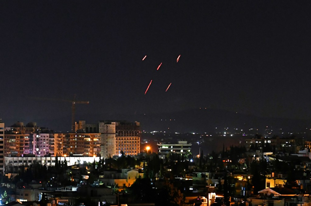 Während alle Aufmerksamkeit auf das Capitol gerichtet waren, bombardiert Israel Damaskus