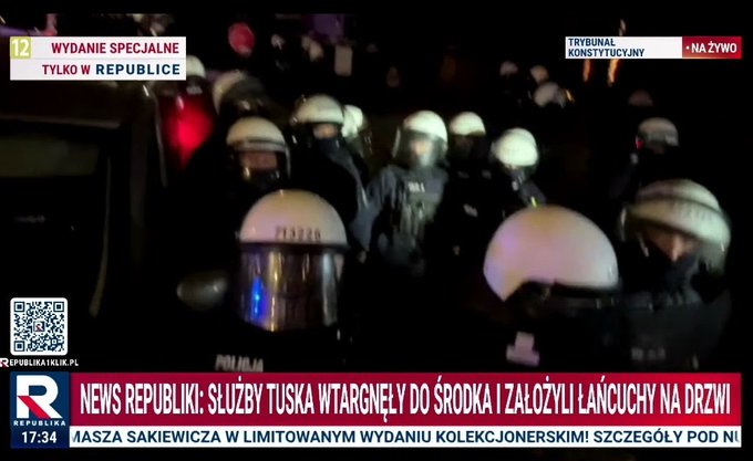 Polish President Abruptly Reroutes Flight As Police Surround Constitutional Court