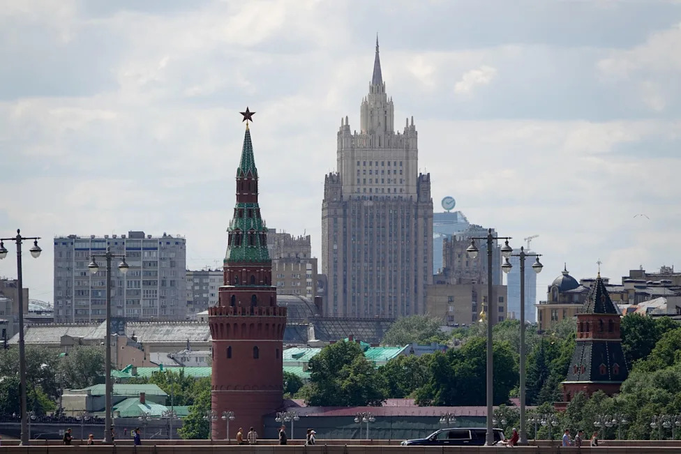 FILE PHOTO - A Kremlin building (L) and the Foreign Ministry (C) stand in the heart of the capital. (is associated with: �Russia says it intercepted more than 1,200 Ukrainian drones overnight�) Ulf Mauder/dpa