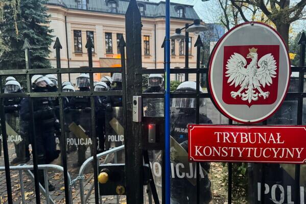 Polish President Seen Physically Pushing Way Into Top Court Amid Pro-EU Tusk's 'Judicial Coup'