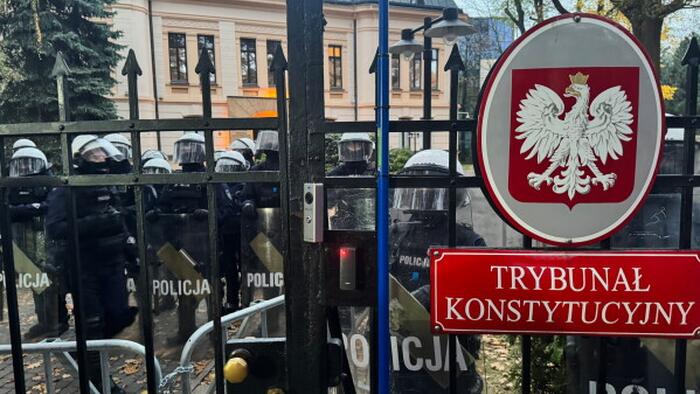 Polish President Seen Physically Pushing Way Into Top Court Amid Pro-EU Tusk's 'Judicial Coup'